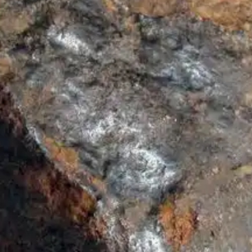 Bauxite in woven bags